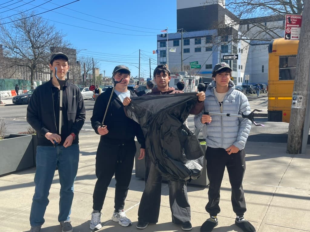 Shif and Friends volunteers at a New York City cleanup